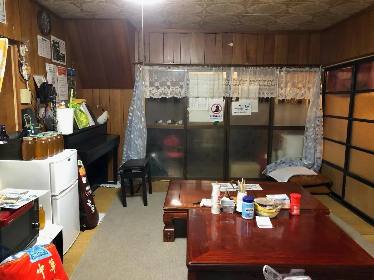 Poor And Shabby Guesthouse 