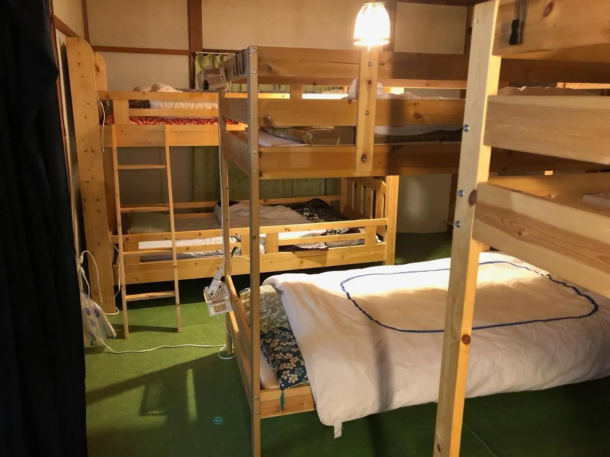 Poor And Shabby Guesthouse 