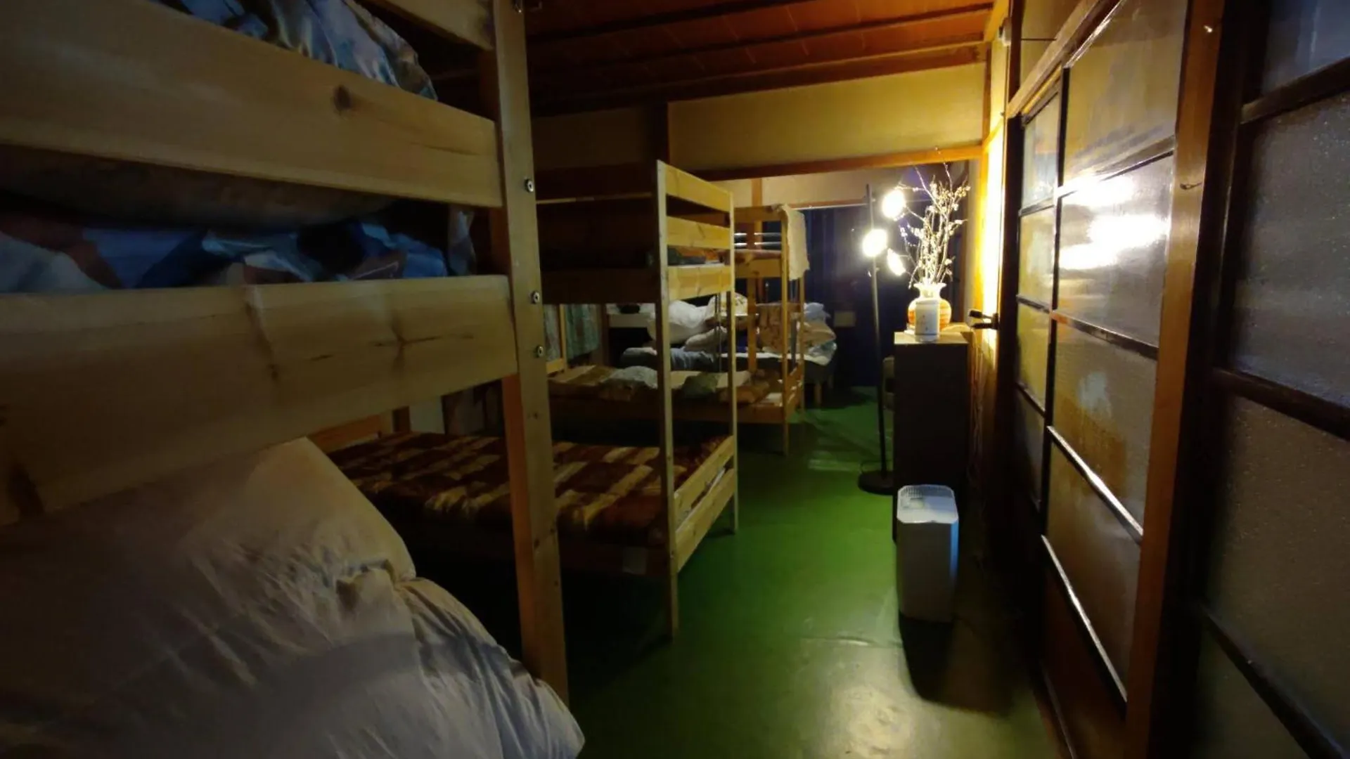 Poor And Shabby Guesthouse 
